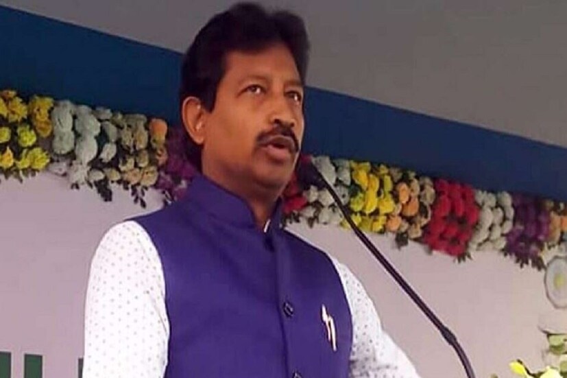 •মন্ত্রীর গাড়ির লুকিং গ্লাস ভেঙে যায়৷ তবে রাজীব বন্দ্যোপাধ্যায় নিজে সুরক্ষিত রয়েছেন৷  