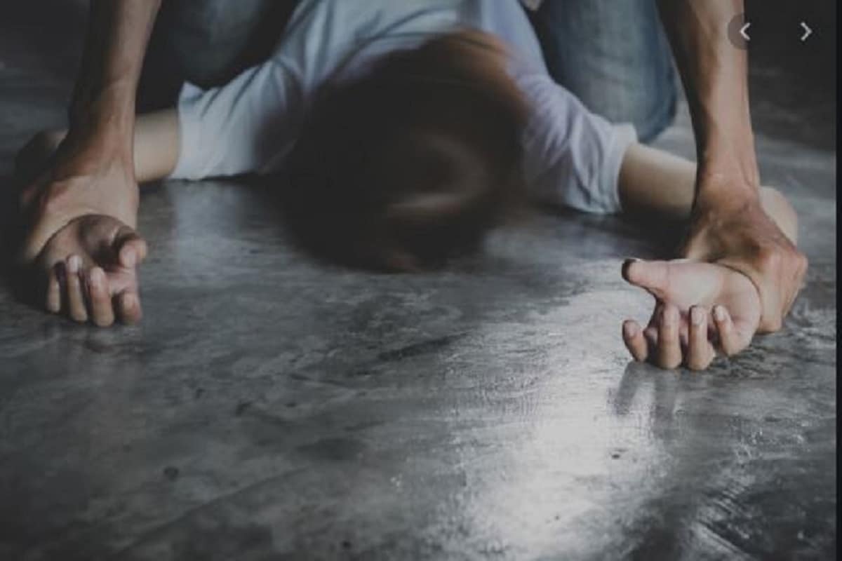 •নির্যাতিতার বাবার আরও অভিযোগ, ধর্ষণের পর তাঁর মেয়েকে অভিযুক্ত ছাদ থেকে ছুড়ে ফেলে দেয়। কারণ সেই সময় কোনও মতে নিজেকে বাঁচিয়ে পালাতে চেষ্টা করেছিল নির্যাতিতা। এমনই বলেছেন যুবতীর বাবা।(Representative Image) •নির্যাতিতার বাবার আরও অভিযোগ, ধর্ষণের পর তাঁর মেয়েকে অভিযুক্ত ছাদ থেকে ছুড়ে ফেলে দেয়। কারণ সেই সময় কোনও মতে নিজেকে বাঁচিয়ে পালাতে চেষ্টা করেছিল নির্যাতিতা। এমনই বলেছেন যুবতীর বাবা।(Representative Image)
