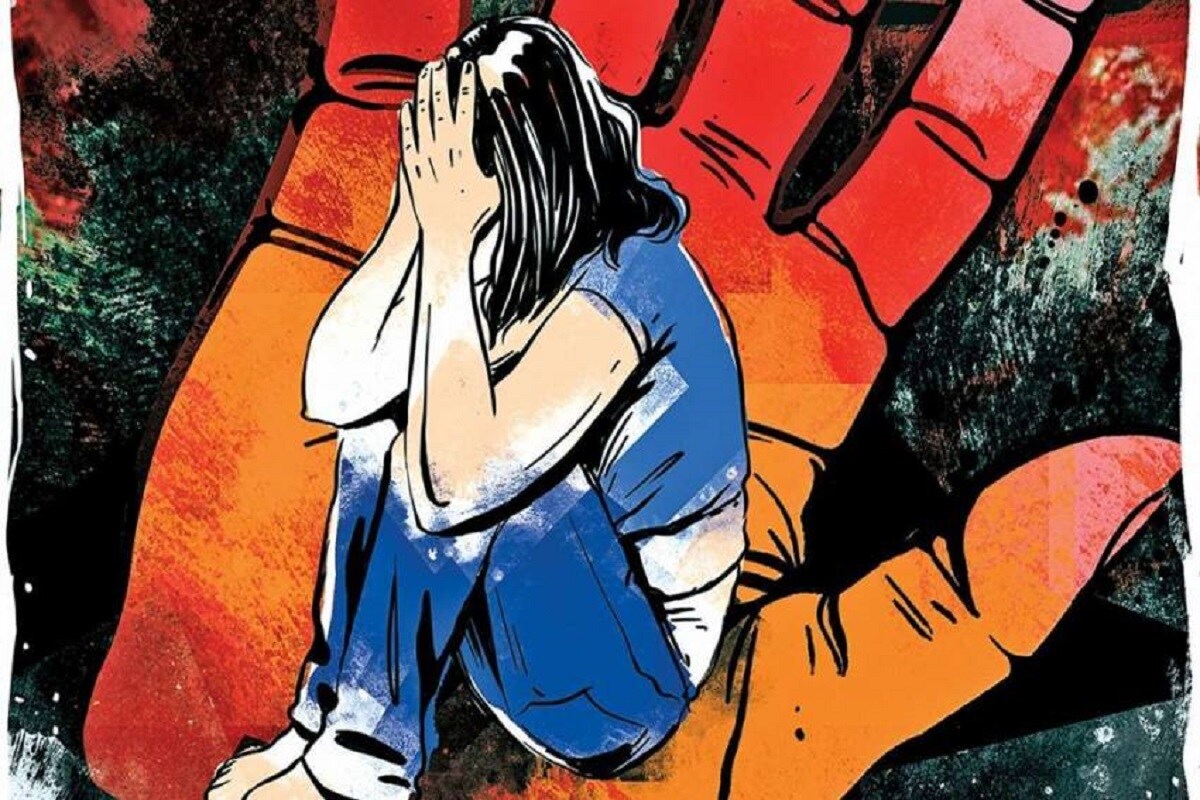• গত ৩ জানুয়ারি, রবিবার বদায়ুঁর ওই ভয়াবহ গণধর্ষণ ও খুনের ঘটনা সামনে আসতেই শিউরে উঠেছিল গোটা দেশ । উস্কে উঠেছিল নির্ভয়া-কাণ্ডের স্মৃতি । এখানেও গণধর্ষণের পর মধ্যবয়স্কা মহিলার যৌনাঙ্গে ঢুকিয়ে দেওয়া হয়েছিল লোহার রড । ভেঙে দেওয়া হয়েছিল তাঁর পাঁজর ও পা । মর্মান্তিক মৃত্যু হয়েছিল ওই মহিলার । ঘটনার পর থেকেই মারাত্মকভাবে সমালোচিত হতে থাকে যোগী সরকার । নিন্দা-ধিক্কারে মুখোরিত হয় গোটা দেশ । প্রতীকী চিত্র । • গত ৩ জানুয়ারি, রবিবার বদায়ুঁর ওই ভয়াবহ গণধর্ষণ ও খুনের ঘটনা সামনে আসতেই শিউরে উঠেছিল গোটা দেশ । উস্কে উঠেছিল নির্ভয়া-কাণ্ডের স্মৃতি । এখানেও গণধর্ষণের পর মধ্যবয়স্কা মহিলার যৌনাঙ্গে ঢুকিয়ে দেওয়া হয়েছিল লোহার রড । ভেঙে দেওয়া হয়েছিল তাঁর পাঁজর ও পা । মর্মান্তিক মৃত্যু হয়েছিল ওই মহিলার । ঘটনার পর থেকেই মারাত্মকভাবে সমালোচিত হতে থাকে যোগী সরকার । নিন্দা-ধিক্কারে মুখোরিত হয় গোটা দেশ । প্রতীকী চিত্র ।