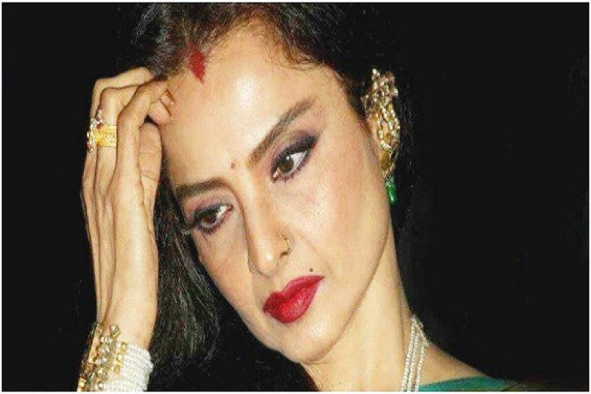 জমকালো কাঞ্জিভরম, পিঠ পর্যন্ত ঢেউ খেলানো চুল, সমুদ্রের মতো গভীর চোখ, হাতছানি দেওয়া ঠোঁট, কপালে টিপ আর সিঁথিতে জ্বলজ্বল করছে টকটকে লাল সিঁদুর! বলিউডের সর্বকালীন এক ও অনবদ্যডিভা রেখা! জমকালো কাঞ্জিভরম, পিঠ পর্যন্ত ঢেউ খেলানো চুল, সমুদ্রের মতো গভীর চোখ, হাতছানি দেওয়া ঠোঁট, কপালে টিপ আর সিঁথিতে জ্বলজ্বল করছে টকটকে লাল সিঁদুর! বলিউডের সর্বকালীন এক ও অনবদ্যডিভা রেখা!