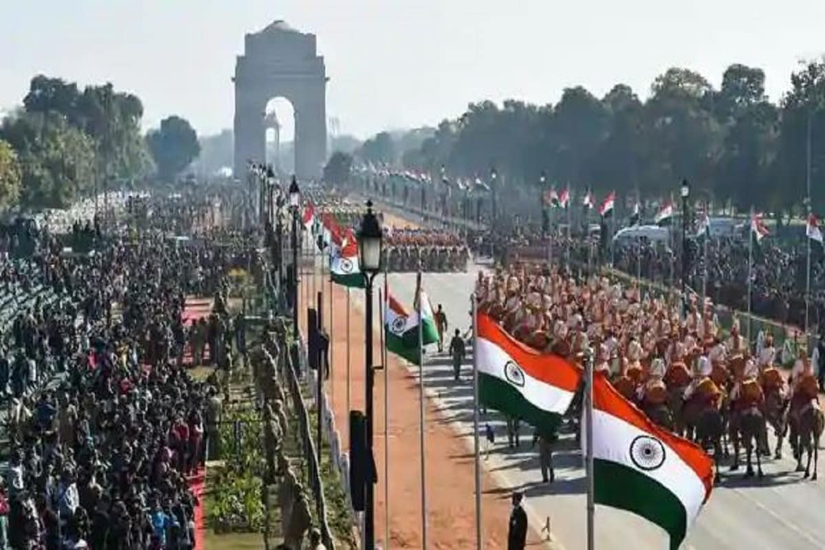 রাত পোহালেই সাধারণতন্ত্র দিবস। এই দিনে আমরা অনেকেই পতাকা উত্তোলন করি, কুচকাওয়াজে অংশ নিই বা বিভিন্ন অনুষ্ঠানে যোগ দিয়ে থাকি। কিন্তু এই দিনের তাৎপর্য অনেকেরই আজও অজানা। আজও বহু মানুষ সাধারণতন্ত্র দিবস এবং স্বাধীনতা দিবসের মধ্যে গুলিয়ে ফেলেন। কিন্তু এই দুই দিনের বিস্তর ফারাক। Photo-PTI রাত পোহালেই সাধারণতন্ত্র দিবস। এই দিনে আমরা অনেকেই পতাকা উত্তোলন করি, কুচকাওয়াজে অংশ নিই বা বিভিন্ন অনুষ্ঠানে যোগ দিয়ে থাকি। কিন্তু এই দিনের তাৎপর্য অনেকেরই আজও অজানা। আজও বহু মানুষ সাধারণতন্ত্র দিবস এবং স্বাধীনতা দিবসের মধ্যে গুলিয়ে ফেলেন। কিন্তু এই দুই দিনের বিস্তর ফারাক। Photo-PTI