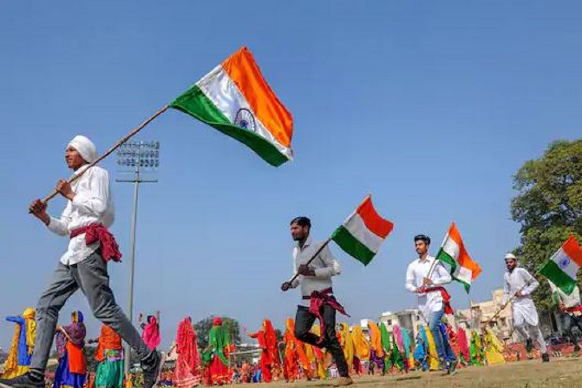 ১৯২৯ সালের শেষ দিন জওহরলাল নেহরুর (Jawaharlal Nehru) নেতৃত্বে পূর্ণ স্বরাজের শপথ ঘোষণার পর ১৯৩০ সালে ২৬ জানুয়ারি দিনটিকেই স্বাধীনতা দিবস বা পূর্ণ স্বরাজ দিবস হিসেবে বেছে নেওয়া হয়। কিন্তু পরে যখন সত্যিই স্বাধীনতা আসে তখন ১৫ অগস্ট দিনটিতে স্বাধীনতা দিবস পালন করা হয়। যার ফলে ২৬ জানুয়ারির গুরুত্ব পালটায়।Photo-PTI ১৯২৯ সালের শেষ দিন জওহরলাল নেহরুর (Jawaharlal Nehru) নেতৃত্বে পূর্ণ স্বরাজের শপথ ঘোষণার পর ১৯৩০ সালে ২৬ জানুয়ারি দিনটিকেই স্বাধীনতা দিবস বা পূর্ণ স্বরাজ দিবস হিসেবে বেছে নেওয়া হয়। কিন্তু পরে যখন সত্যিই স্বাধীনতা আসে তখন ১৫ অগস্ট দিনটিতে স্বাধীনতা দিবস পালন করা হয়। যার ফলে ২৬ জানুয়ারির গুরুত্ব পালটায়।Photo-PTI