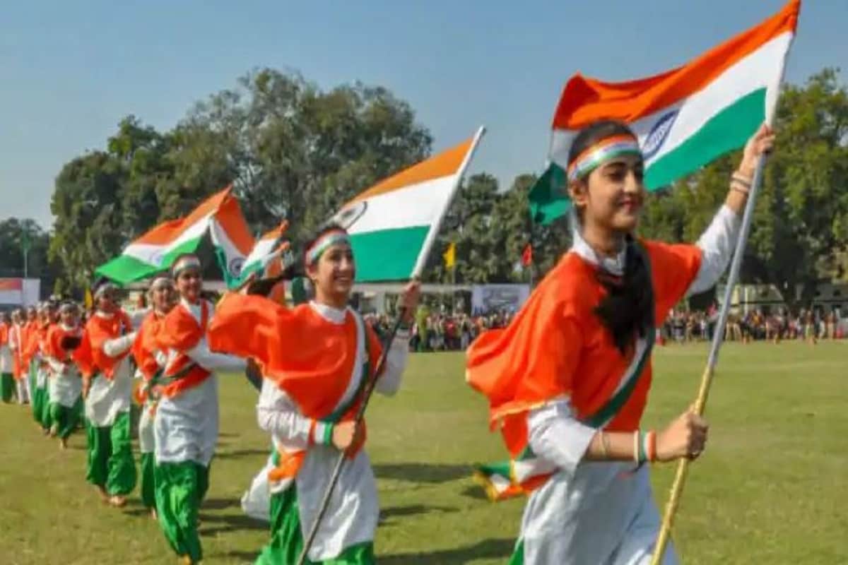 অনুষ্ঠানে শোভা বাড়াতে প্রতি বছরই দেশ-বিদেশের নানান ক্ষেত্রের প্রতিনিধিরা উপস্থিত থাকেন। আমন্ত্রিত থাকেন রাষ্ট্রপ্রধানরাও। Photo-PTI অনুষ্ঠানে শোভা বাড়াতে প্রতি বছরই দেশ-বিদেশের নানান ক্ষেত্রের প্রতিনিধিরা উপস্থিত থাকেন। আমন্ত্রিত থাকেন রাষ্ট্রপ্রধানরাও। Photo-PTI