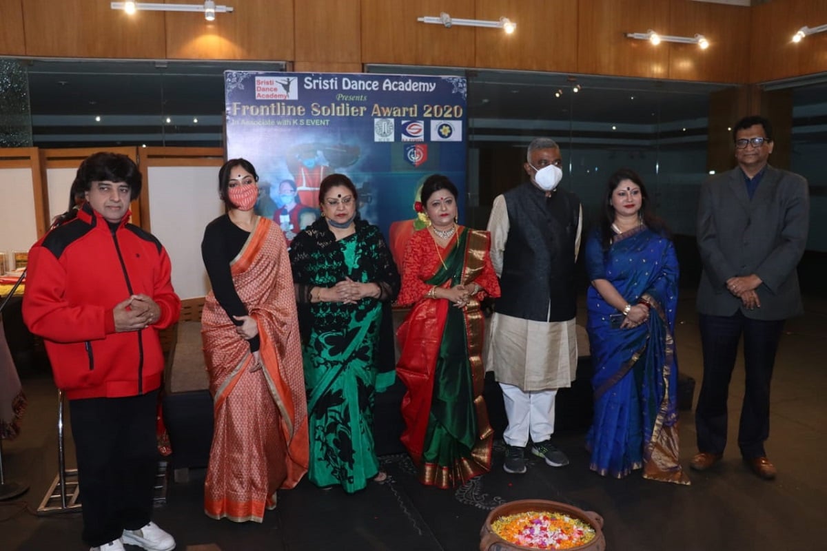 দুম করে একটা ভাইরাস গোটা বিশ্বের জীবনযাপনকে কেমন যেন বদলে দিল ৷ চ্যালেঞ্জের মুখে পড়ল মানব জীবন ৷ পরিচিত হলো লকডাউন, আইসোলেশন শব্দের সঙ্গে ৷ দুম করে একটা ভাইরাস গোটা বিশ্বের জীবনযাপনকে কেমন যেন বদলে দিল ৷ চ্যালেঞ্জের মুখে পড়ল মানব জীবন ৷ পরিচিত হলো লকডাউন, আইসোলেশন শব্দের সঙ্গে ৷
