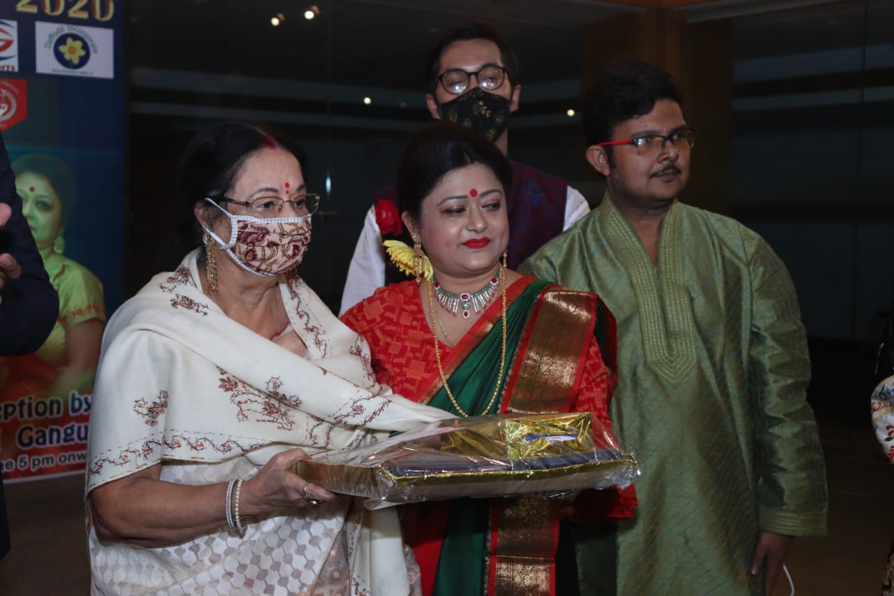 তবে এরই মাঝে বেশ কিছু মানুষ নিজের কাজের প্রতি দায়িত্ববোধে এগিয়ে এলেন ৷ শহরে শহরে যখন লকডাউন তখন এই মানুষেরা ব্যস্ত রয়েছেন নিজের কাজে ৷ করোনা আবহে যোদ্ধার মতো ! তা সাংবাদিক হোক বা ডাক্তার, নার্স, স্বাস্থ্যকর্মী ৷ তবে এরই মাঝে বেশ কিছু মানুষ নিজের কাজের প্রতি দায়িত্ববোধে এগিয়ে এলেন ৷ শহরে শহরে যখন লকডাউন তখন এই মানুষেরা ব্যস্ত রয়েছেন নিজের কাজে ৷ করোনা আবহে যোদ্ধার মতো ! তা সাংবাদিক হোক বা ডাক্তার, নার্স, স্বাস্থ্যকর্মী ৷
