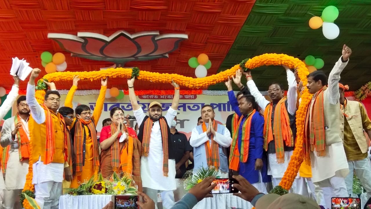 নন্দীগ্রামে ২৩ শতাংশের বেশি সংখ্যালঘু ভোট রয়েছে। রাজনৈতিক মহলের ব্যখ্যা ৬২ হাজার বলতে শুভেন্দু অধিকারী এই সংখ্যালঘুদের কথাই বলছেন। তিনি অবশ্য প্রসঙ্গান্তরে গিয়ে বুঝিয়েও দিলেন সে কথা। শুভেন্দু বলছেন মমতা বন্দ্যোপাধ্যায়ের সভাকে তিনি মিমের (আসাদুদ্দিন ওয়েইসির) সভা বলে মনে করেন।অর্থাৎ ভোট লড়াইয়ের ময়দান নেমে মমতা বন্দ্যোপাধ্যায়ের নন্দীগ্রাম তাসটিকে মোকাবিলা করতে শুভেন্দু যাচ্ছেন সংখ্যালঘু ভোটব্যাঙ্কের তত্ত্বের দিকেই।ছবি-আবীর ঘোষাল নন্দীগ্রামে ২৩ শতাংশের বেশি সংখ্যালঘু ভোট রয়েছে। রাজনৈতিক মহলের ব্যখ্যা ৬২ হাজার বলতে শুভেন্দু অধিকারী এই সংখ্যালঘুদের কথাই বলছেন। তিনি অবশ্য প্রসঙ্গান্তরে গিয়ে বুঝিয়েও দিলেন সে কথা। শুভেন্দু বলছেন মমতা বন্দ্যোপাধ্যায়ের সভাকে তিনি মিমের (আসাদুদ্দিন ওয়েইসির) সভা বলে মনে করেন।অর্থাৎ ভোট লড়াইয়ের ময়দান নেমে মমতা বন্দ্যোপাধ্যায়ের নন্দীগ্রাম তাসটিকে মোকাবিলা করতে শুভেন্দু যাচ্ছেন সংখ্যালঘু ভোটব্যাঙ্কের তত্ত্বের দিকেই।ছবি-আবীর ঘোষাল