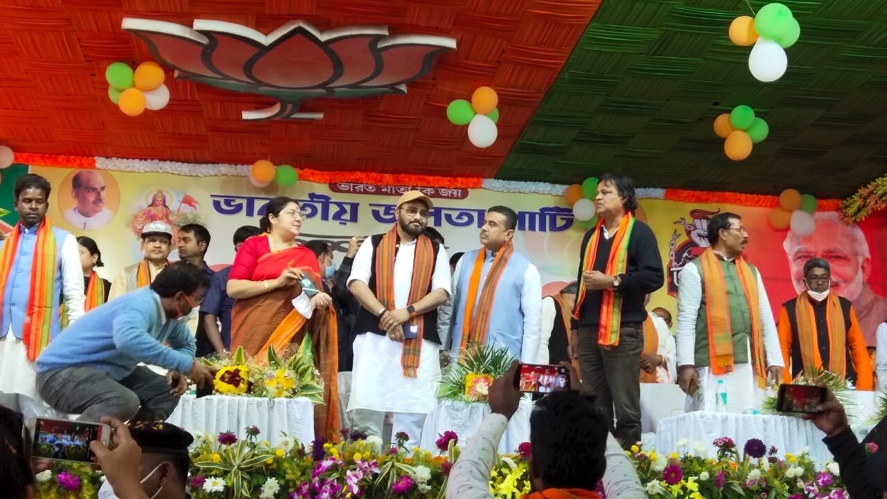 তিনি মনে করছেন, এই ৬২ হাজারভোট বাদ দিয়ে গোটা নন্দীগ্রামের ভোট করায়ত্ত্ব করতে সক্ষম হবেন তিনি। মমতার লাখো মানুষের সভাকে বিদ্রুপ করে শুভেন্দু বলছেন, সেল্ফ হেল্প গ্রুপের কিছু মহিলা কর্মী মমতা বন্দ্যোপাধ্যায়ের সভাস্থলে ছিলেন সোমবার।ছবি-আবীর ঘোষাল তিনি মনে করছেন, এই ৬২ হাজারভোট বাদ দিয়ে গোটা নন্দীগ্রামের ভোট করায়ত্ত্ব করতে সক্ষম হবেন তিনি। মমতার লাখো মানুষের সভাকে বিদ্রুপ করে শুভেন্দু বলছেন, সেল্ফ হেল্প গ্রুপের কিছু মহিলা কর্মী মমতা বন্দ্যোপাধ্যায়ের সভাস্থলে ছিলেন সোমবার।ছবি-আবীর ঘোষাল