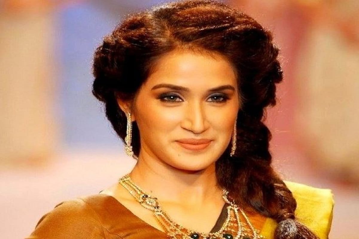 •রাজপরিবারের মেয়ে- সাগরিকার সঙ্গে দেশের এক রাজপরিবারের যোগ রয়েছে। সাগরিকার দিদা ইন্দোরের তৃতীয় তুকোজিরাও হোলকার (Tukojirao Holkar III)-এর মেয়ে ছিলেন। সাগরিকার বাবার নাম বিজয়সিংহ ঘাটগে (Vijaysinh Ghatge) ও মায়ের নাম উর্মিলা ঘাটগে (Urmila Ghatge)। কোলাপুরে জন্মেছিলেন সাগরিকা। পরের দিকে সপরিবারে আজমের চলে যান। সেখানে মায়ো কলেজ গার্লস স্কুলে পড়াশোনা শুরু করেন সাগরিকা। •রাজপরিবারের মেয়ে- সাগরিকার সঙ্গে দেশের এক রাজপরিবারের যোগ রয়েছে। সাগরিকার দিদা ইন্দোরের তৃতীয় তুকোজিরাও হোলকার (Tukojirao Holkar III)-এর মেয়ে ছিলেন। সাগরিকার বাবার নাম বিজয়সিংহ ঘাটগে (Vijaysinh Ghatge) ও মায়ের নাম উর্মিলা ঘাটগে (Urmila Ghatge)। কোলাপুরে জন্মেছিলেন সাগরিকা। পরের দিকে সপরিবারে আজমের চলে যান। সেখানে মায়ো কলেজ গার্লস স্কুলে পড়াশোনা শুরু করেন সাগরিকা।