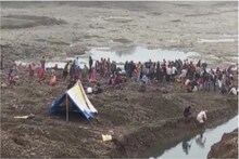মধ্যপ্রদেশে নদীর পাড়ে নাকি মিলছে সোনা-রুপোর কয়েন, ভিড় জমিয়েছেন শয়ে শয়ে মানুষ