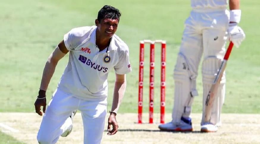 নভদীপ সাইনির বাবা বাস ড্রাইভার৷ এক হাজার টাকার বিনিময়ে তিনি দিল্লিতে টেনিস বল ক্রিকেট খেলতেন৷ দিল্লিতে প্রথম শ্রেণীর ক্রিকেটার সুমিত নরবাল তাঁকে রনজি ট্রফি -র নেট অনুশীলনে তাঁকে বল করার জন্য ডেকেছিলেন৷ সেখান থেকে গৌতম গম্ভীর তাঁকে বেছে নেন দলে৷ এরজন্য দলে বিরোধিতাও তৈরি হয়েছিল, কারণ তিনি দিল্লির বাইরের ক্রিকেটার৷ গম্ভীর নিজের সিদ্ধান্তে অটল ছিলেন এবং সাইনি না খেললে তিনি নিজে ইস্তফা দেওয়ার হুমকিও দেন৷ Photo-AP নভদীপ সাইনির বাবা বাস ড্রাইভার৷ এক হাজার টাকার বিনিময়ে তিনি দিল্লিতে টেনিস বল ক্রিকেট খেলতেন৷ দিল্লিতে প্রথম শ্রেণীর ক্রিকেটার সুমিত নরবাল তাঁকে রনজি ট্রফি -র নেট অনুশীলনে তাঁকে বল করার জন্য ডেকেছিলেন৷ সেখান থেকে গৌতম গম্ভীর তাঁকে বেছে নেন দলে৷ এরজন্য দলে বিরোধিতাও তৈরি হয়েছিল, কারণ তিনি দিল্লির বাইরের ক্রিকেটার৷ গম্ভীর নিজের সিদ্ধান্তে অটল ছিলেন এবং সাইনি না খেললে তিনি নিজে ইস্তফা দেওয়ার হুমকিও দেন৷ Photo-AP