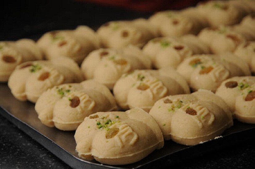 নলেন গুড়ের সন্দেশ (Nolen Gur Sandesh)- শীতে নলেন গুড় হল বাঙালির মাস্ট হ্যাভ। রসগোল্লা খেতে পছন্দ না করলেও অপশন রেডি। রয়েছে নলেন গুড়ের সন্দেশ। লালচে রঙের বিভিন্ন ছাঁচে তৈরি এই সন্দেশও কিন্তু হৃদয় হরণ করতে পারে যে কারও। সাধারণত, ছানা, দুধ, আর চিনি দিয়ে তৈরি হয় সন্দেশ। এ ক্ষেত্রে চিনির পরিবর্তে নলেন গুড় ব্যবহার করা হয়। সন্দেশের উপরে অনেক সময় বিভিন্ন বাদামও ব্যবহার করা হয়। কড়া পাকের সন্দেশ, নরম পাকের সন্দেশ- উভয়ই পাওয়া যায়।