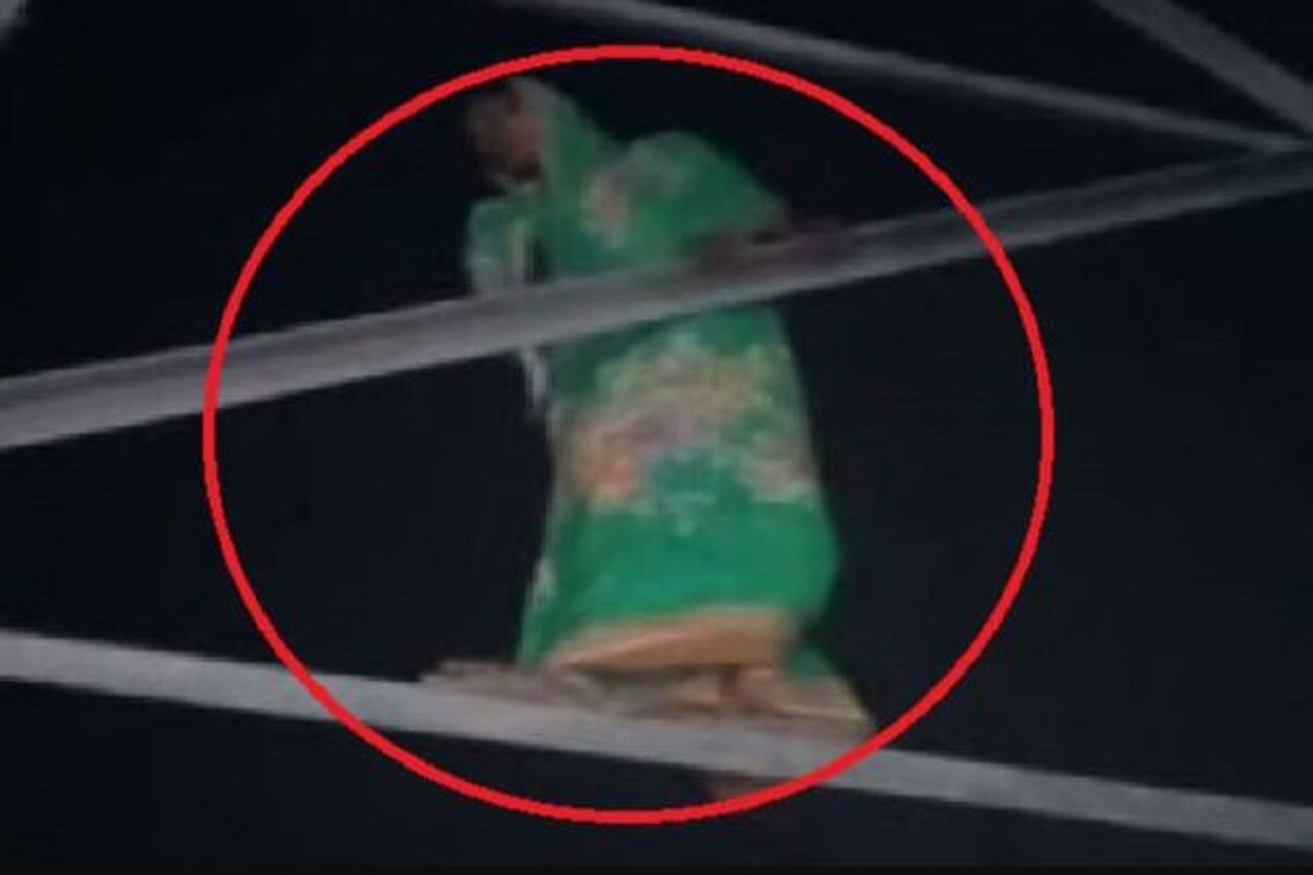 কী কাণ্ড , কী কাণ্ড! কটকের চৌধর পুলিশ স্টেশনের আলারপুরে হুলুস্থূল৷ সেখানেই এক মহিলা চেপে বসলেন ৩৩ কেভি ইলেকট্রিক পোলে৷ Photo- Collected কী কাণ্ড , কী কাণ্ড! কটকের চৌধর পুলিশ স্টেশনের আলারপুরে হুলুস্থূল৷ সেখানেই এক মহিলা চেপে বসলেন ৩৩ কেভি ইলেকট্রিক পোলে৷ Photo- Collected