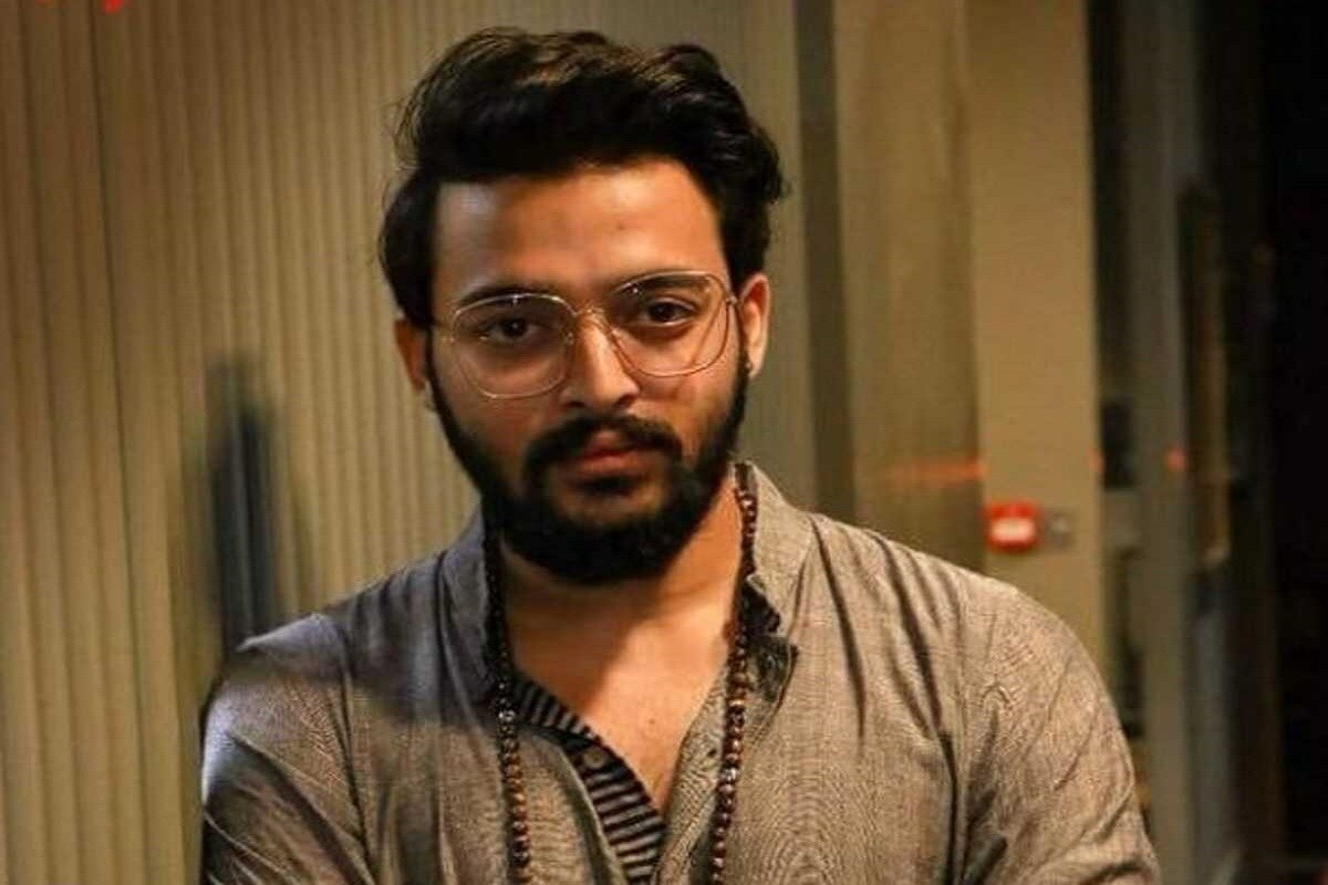 সৌরভ দাস -প্রথমেই বলতে হচ্ছে সৌরভ দাসের কথা, কারণ বাংলা ওয়েব দুনিয়ায় সৌরভ দাসের জনপ্রিয়তা নিয়ে নতুন করে আর কিছু বলার নেই। একের পর এক মুক্তি পাচ্ছে তাঁর ওয়েব সিরিজ থেকে শুরু করে নানান সিনেমা। প্রথমেই আসবে ‘চরিত্রহীন’ -এর নাম। তারপর একের পর এক ওয়েব সিরিজ। সম্প্রতি মুক্তি পেয়েছে তার ওয়েব সিরিজ ‘চরিত্রহীন ৩’। এছাড়াও ‘মন্টু পাইলট’, ‘রহস্য রোমাঞ্চের’ মত ওয়েব সিরিজগুলিতে তিনি বুঝিয়ে দিয়েছেন তিনি শুধু কমেডিয়ান নন, যে কোনও চরিত্রে অভিনয়ের ক্ষেত্রে তিনিও যথেষ্ট সাবলীল। সৌরভ দাস -প্রথমেই বলতে হচ্ছে সৌরভ দাসের কথা, কারণ বাংলা ওয়েব দুনিয়ায় সৌরভ দাসের জনপ্রিয়তা নিয়ে নতুন করে আর কিছু বলার নেই। একের পর এক মুক্তি পাচ্ছে তাঁর ওয়েব সিরিজ থেকে শুরু করে নানান সিনেমা। প্রথমেই আসবে ‘চরিত্রহীন’ -এর নাম। তারপর একের পর এক ওয়েব সিরিজ। সম্প্রতি মুক্তি পেয়েছে তার ওয়েব সিরিজ ‘চরিত্রহীন ৩’। এছাড়াও ‘মন্টু পাইলট’, ‘রহস্য রোমাঞ্চের’ মত ওয়েব সিরিজগুলিতে তিনি বুঝিয়ে দিয়েছেন তিনি শুধু কমেডিয়ান নন, যে কোনও চরিত্রে অভিনয়ের ক্ষেত্রে তিনিও যথেষ্ট সাবলীল।