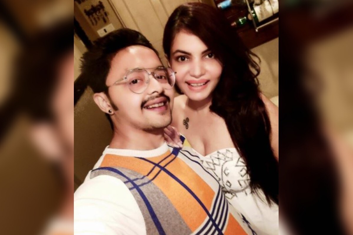 টেলি তারকা সায়ন্তনী সেনগুপ্ত ও ইন্দ্রনীলও এদিন নিজেদের দিনটা একসঙ্গে স্পেশাল করে তুলেছেন। একসঙ্গে এই ছবি পোস্ট করে ভক্তদের শুভেচ্ছা জানিয়েছেন সায়ন্তনী। টেলি তারকা সায়ন্তনী সেনগুপ্ত ও ইন্দ্রনীলও এদিন নিজেদের দিনটা একসঙ্গে স্পেশাল করে তুলেছেন। একসঙ্গে এই ছবি পোস্ট করে ভক্তদের শুভেচ্ছা জানিয়েছেন সায়ন্তনী।