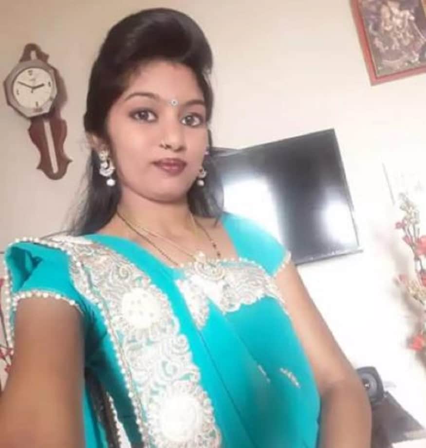 এএসপি রাজেশ রঘুবংশী জানিয়েছেন প্রিয়াকে ফাঁকা প্লটে ডেকে পাঠায় অভিযুক্ত৷ সেখানেই নিজেকে মেয়েকে নিয়ে আসলে তার সামনেই ছুরি হাতে আক্রমণ চালায় অভি়যুক্ত৷ স্থানীয় দোকানের সিসিটিভি ক্যামেরায় খুনের পুরো ভিডিও রেকর্ড হয়ে যায়৷ স্থানীয় ব্যক্তিরা রক্তাপ্লুত মহিলাকে হাসপাতালে নিয়ে গেলে তাঁকে মৃত ঘোষণা করা হয়৷ Photo-Collected এএসপি রাজেশ রঘুবংশী জানিয়েছেন প্রিয়াকে ফাঁকা প্লটে ডেকে পাঠায় অভিযুক্ত৷ সেখানেই নিজেকে মেয়েকে নিয়ে আসলে তার সামনেই ছুরি হাতে আক্রমণ চালায় অভি়যুক্ত৷ স্থানীয় দোকানের সিসিটিভি ক্যামেরায় খুনের পুরো ভিডিও রেকর্ড হয়ে যায়৷ স্থানীয় ব্যক্তিরা রক্তাপ্লুত মহিলাকে হাসপাতালে নিয়ে গেলে তাঁকে মৃত ঘোষণা করা হয়৷ Photo-Collected