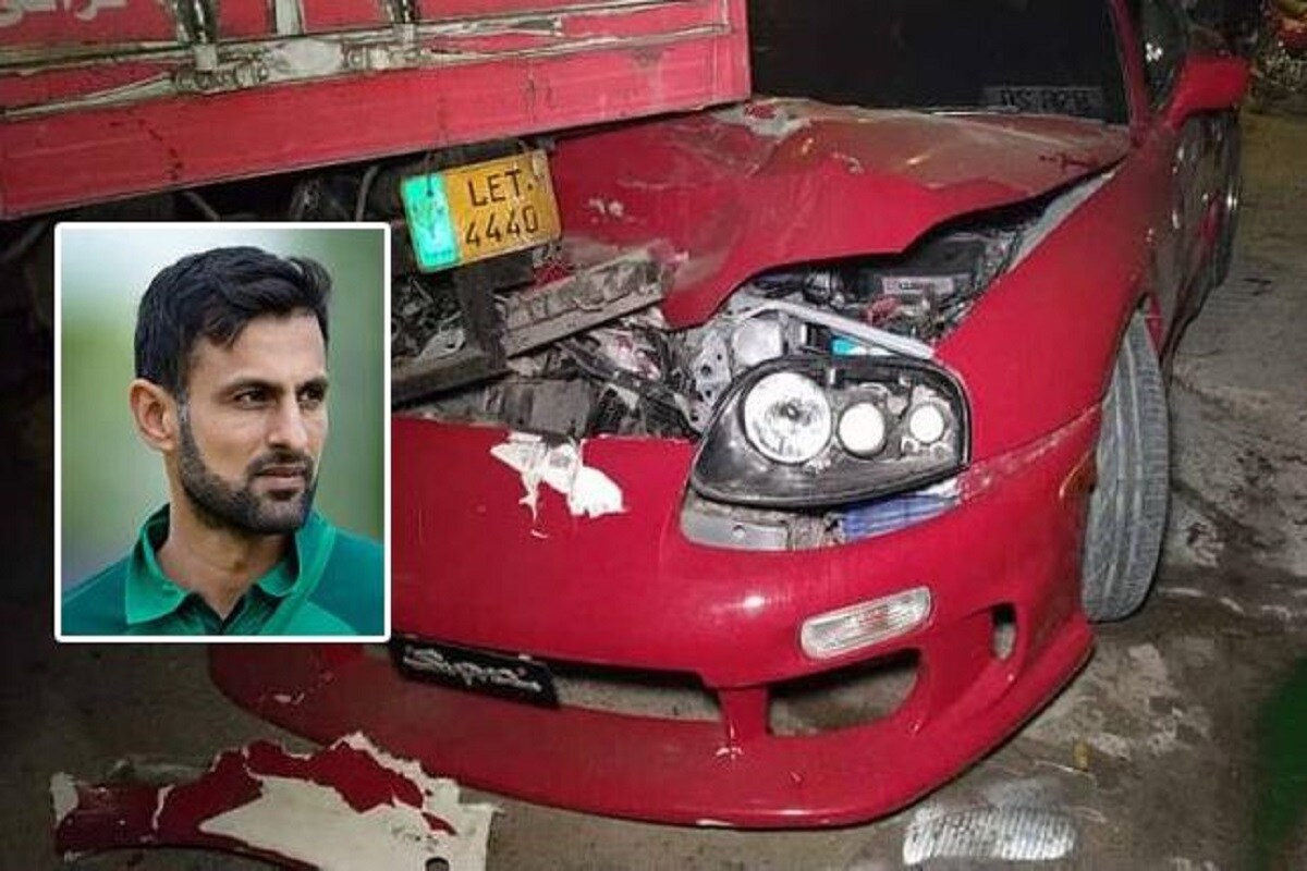 পিএসএলের প্লেয়ার ড্রাফট ২০২১ -র বৈঠকে যোগ দিয়ে ফেরার সময় এই মারাত্মক দুর্ঘটনার মুখোমুখি হয় শোয়েব মালিকের গাড়ি৷ সংবাদমাধ্যমের খূর অনুযায়ি জোরে গাড়ি চালিয়ে যাচ্ছিলেন শোয়েব মালিক৷ নিয়ন্ত্রণ হারিয়ে বেসামাল হয়ে গাড়িটি একটি রাস্তায় দাঁড়িয়ে থাকা ট্রাকের তলায় ঢুকে যায়৷ পিএসএলের প্লেয়ার ড্রাফট ২০২১ -র বৈঠকে যোগ দিয়ে ফেরার সময় এই মারাত্মক দুর্ঘটনার মুখোমুখি হয় শোয়েব মালিকের গাড়ি৷ সংবাদমাধ্যমের খূর অনুযায়ি জোরে গাড়ি চালিয়ে যাচ্ছিলেন শোয়েব মালিক৷ নিয়ন্ত্রণ হারিয়ে বেসামাল হয়ে গাড়িটি একটি রাস্তায় দাঁড়িয়ে থাকা ট্রাকের তলায় ঢুকে যায়৷