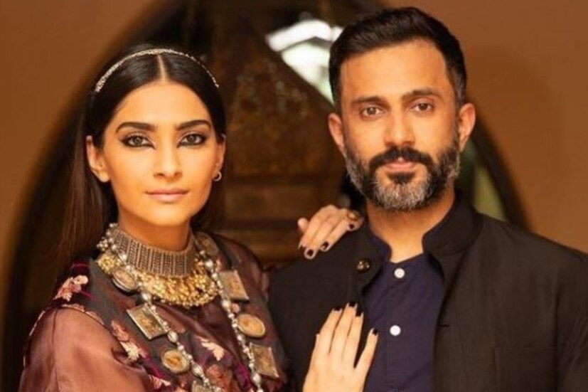 সোনমের সেই ছবি মুহূর্তে ভাইরাল হয়ে যায়। দম্পতির এমন রোম্যান্টিক ছবিতে নতুন বছরের শুভেচ্ছায় ভরিয়ে দেন নেটিজেনরা। এই মুহূর্তে ইংল্যান্ডের নটিং হিলে রয়েছে সোনম ও আনন্দ। 
