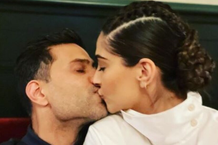 চুম্বন দিয়েই নতুন বছর শুরু করলেন অভিনেত্রী সোনম কাপুর। ইনস্টাগ্রামে স্বামী আনন্দ আহুজাকে চুম্বনরত অবস্থায় একটি ছবি পোস্ট করে নতুন বছরের অঙ্গীকার নেন অভিনেত্রী। 
