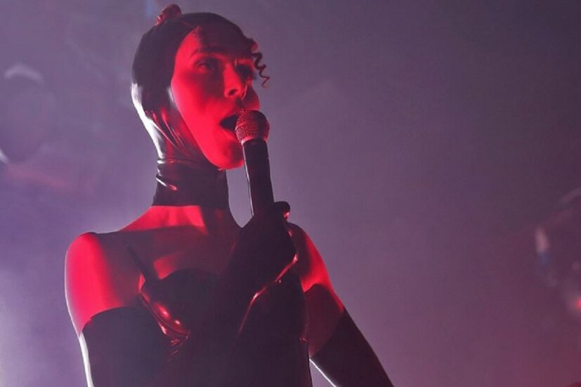 •তাঁর বাড়ি গ্রিসের এথেন্সে শনিবার ভোর ৪-টে মৃত্যু হয় গ্র্যামি মোননীত এই শিল্পীর। 