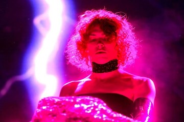 মাত্র ৩৪ বছরেই প্রয়াত পপ গায়িকা সোফি, শোকের ছায়া