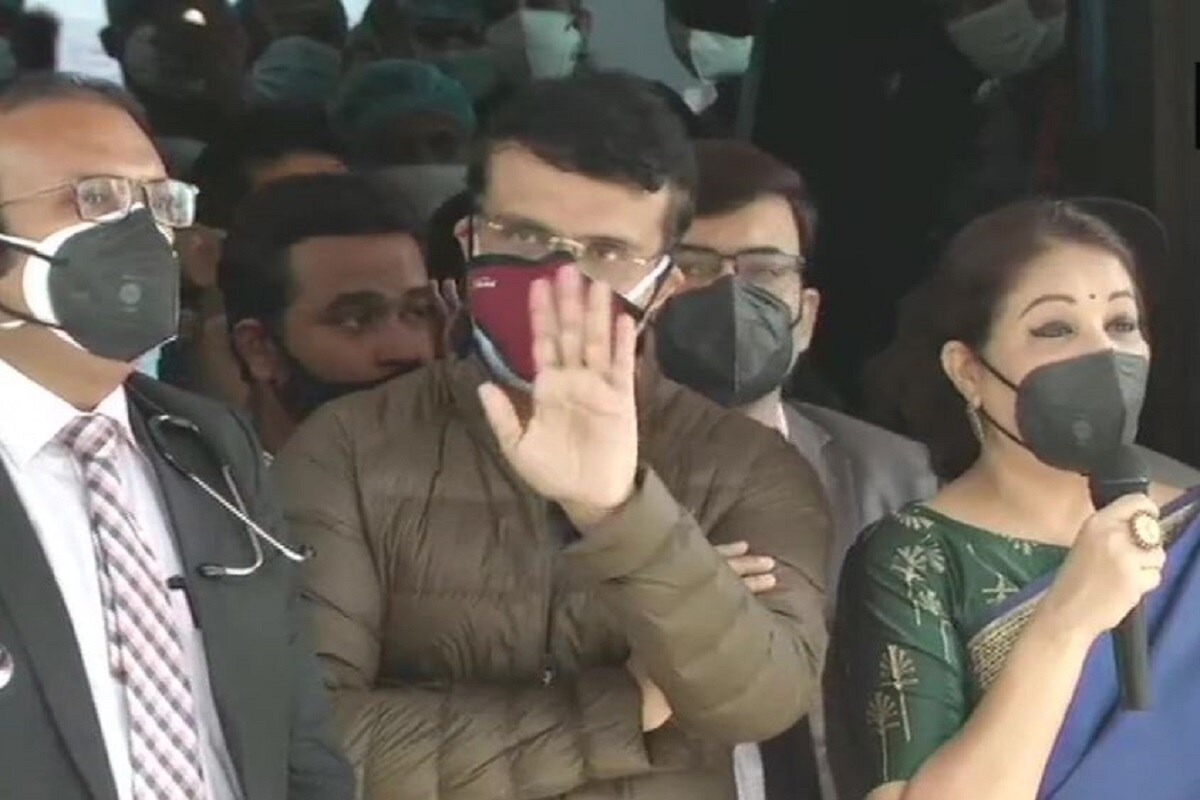 সৌরভের বিজেপি-তে যোগদান নিয়ে গত বেশ কিছুদিন ধরে জল্পনা ছড়িয়েছে৷ হৃদরোগে আক্রান্ত হয়ে সৌরভ গঙ্গোপাধ্যায় হাসপাতালে ভর্তি হওয়ার পর এমনও অভিযোগ ওঠে, রাজনীতিতে নামার চাপের ধকলই সৌরভের অসুস্থতার অন্যতম কারণ৷ আবার যেভাবে নরেন্দ্র মোদি থেকে শুরু করে অমিত শাহ নিয়মিত সৌরভের শারীরিক অবস্থার খোঁজ নিয়েছেন, তাও কারও নজর এড়ায়নি৷ সৌরভ অবশ্য এ দিন হাসপাতাল ছাড়ার সময় বুঝিয়ে দিয়েছেন, তাঁর উপরে কোনও চাপ ছিল না৷ সৌরভের বিজেপি-তে যোগদান নিয়ে গত বেশ কিছুদিন ধরে জল্পনা ছড়িয়েছে৷ হৃদরোগে আক্রান্ত হয়ে সৌরভ গঙ্গোপাধ্যায় হাসপাতালে ভর্তি হওয়ার পর এমনও অভিযোগ ওঠে, রাজনীতিতে নামার চাপের ধকলই সৌরভের অসুস্থতার অন্যতম কারণ৷ আবার যেভাবে নরেন্দ্র মোদি থেকে শুরু করে অমিত শাহ নিয়মিত সৌরভের শারীরিক অবস্থার খোঁজ নিয়েছেন, তাও কারও নজর এড়ায়নি৷ সৌরভ অবশ্য এ দিন হাসপাতাল ছাড়ার সময় বুঝিয়ে দিয়েছেন, তাঁর উপরে কোনও চাপ ছিল না৷