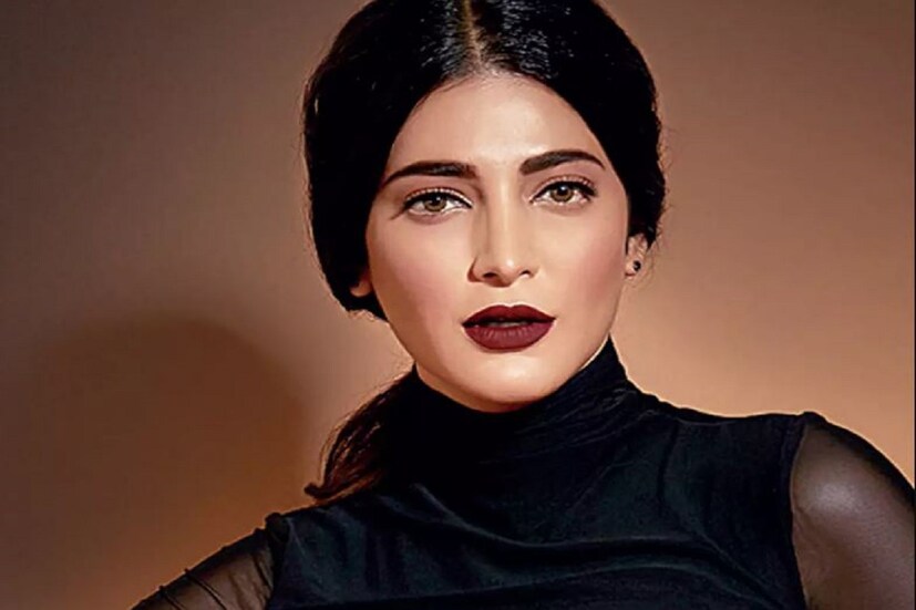দেশের স্টার কিডদের মধ্যে অন্যতম তিনি। তবে কমল হাসান (Kamal Haasan) আর সারিকার (Sarika) এই বড় মেয়ে শ্রুতি হাসান (Shruti Haasan) সৌন্দর্য এবং অভিনয় প্রতিভায় একটা নিজস্ব জায়গা তৈরি করে নিয়েছেন ভক্তদের মনে। আজ তাঁর ৩৫তম জন্মদিন। সেই উপলক্ষ্যে ফিরে দেখা যাক নায়িকাকে নিয়ে এমন কিছু তথ্য যা রীতিমতো চমকে দেওয়ার ক্ষমতা রাখে!