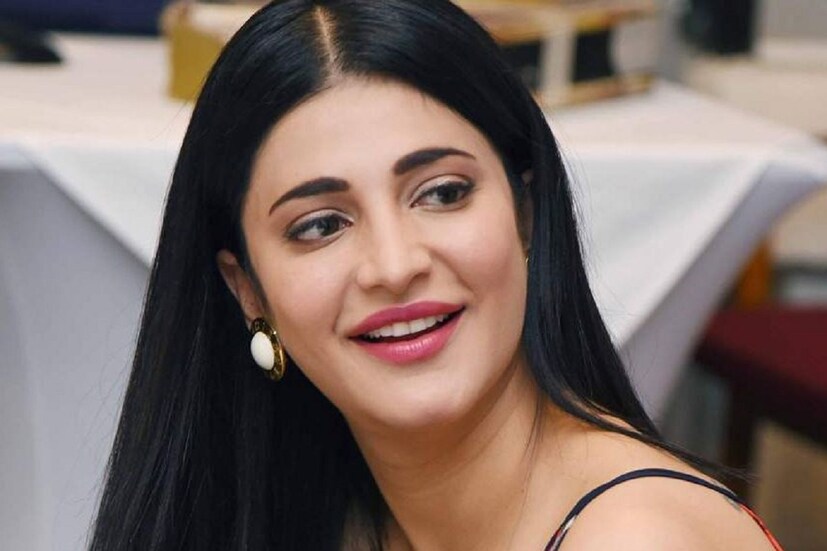 ২. মনের কথার খোঁজ শ্রুতি পড়াশোনা করেছেন সাইকোলজি নিয়ে। সেন্ট অ্যান্‍ড্রুজ কলেজ থেকে তিনি এই সাবজেক্টে স্নাতক হন। পরে তাঁর মিউজিক নিয়ে কাজ করার ইচ্ছা হয়। সেই ইচ্ছা পূরণের জন্য তিনি পাড়ি দেন মার্কিন মুলুকে। এর অনেক পরে অভিনয় জগতে কাজ করার সিদ্ধান্ত নেন তিনি।