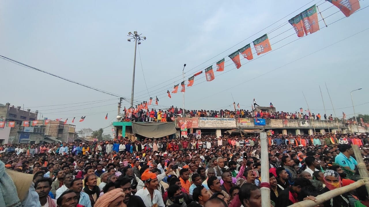 নাম না করেই এদিনও অভিষেকের দিকেই আঙুল তোলেন শুভেন্দু। বলেন, তোলাবাজ ভাইপোর দৃষ্টি পড়ল ২০১৬ থেকে। পাথর আর কয়লার জন্যে। লালা প্রাকৃতিক সম্পদ চুরি করেছে। নাম না করেই এদিনও অভিষেকের দিকেই আঙুল তোলেন শুভেন্দু। বলেন, তোলাবাজ ভাইপোর দৃষ্টি পড়ল ২০১৬ থেকে। পাথর আর কয়লার জন্যে। লালা প্রাকৃতিক সম্পদ চুরি করেছে।
