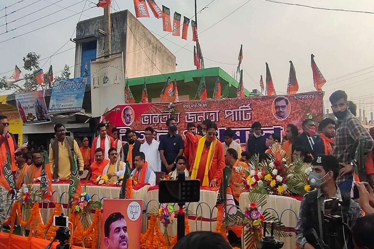 গ্রাম দিয়ে শহর ঘিরতে চাইছেন শুভেন্দু । পুরুলিয়ার কাশীপুরের সভায় তাঁর এমন অভীপ্সাই দেখা গেল। নিজেকে ঘরের ছেলে দিয়ে পরিচয় দিয়ে শুভেন্দু বললেন, গোটা রাজ্য চালাচ্ছে দক্ষিণ কলকাতার মুষ্টিমেয় কয়েকজন। এদিকে তৃণমূল নেতা তাঁকে নব্য বিজেপি বলে গোষ্ঠীদ্বন্দ্বের কারণ হিসেবে বিঁধতে চাইলেন। গ্রাম দিয়ে শহর ঘিরতে চাইছেন শুভেন্দু । পুরুলিয়ার কাশীপুরের সভায় তাঁর এমন অভীপ্সাই দেখা গেল। নিজেকে ঘরের ছেলে দিয়ে পরিচয় দিয়ে শুভেন্দু বললেন, গোটা রাজ্য চালাচ্ছে দক্ষিণ কলকাতার মুষ্টিমেয় কয়েকজন। এদিকে তৃণমূল নেতা তাঁকে নব্য বিজেপি বলে গোষ্ঠীদ্বন্দ্বের কারণ হিসেবে বিঁধতে চাইলেন।