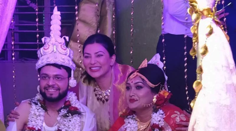 • ঐন্দ্রিলা সেন এবং সায়ক সেনের বিয়েতে সুস্মিতা যখন হাজির হন, তাঁর একের পর এক হাসি মুখের ছবি উঠে আসতে শুরু করে বিয়ের আসর থেকে। • ঐন্দ্রিলা সেন এবং সায়ক সেনের বিয়েতে সুস্মিতা যখন হাজির হন, তাঁর একের পর এক হাসি মুখের ছবি উঠে আসতে শুরু করে বিয়ের আসর থেকে।