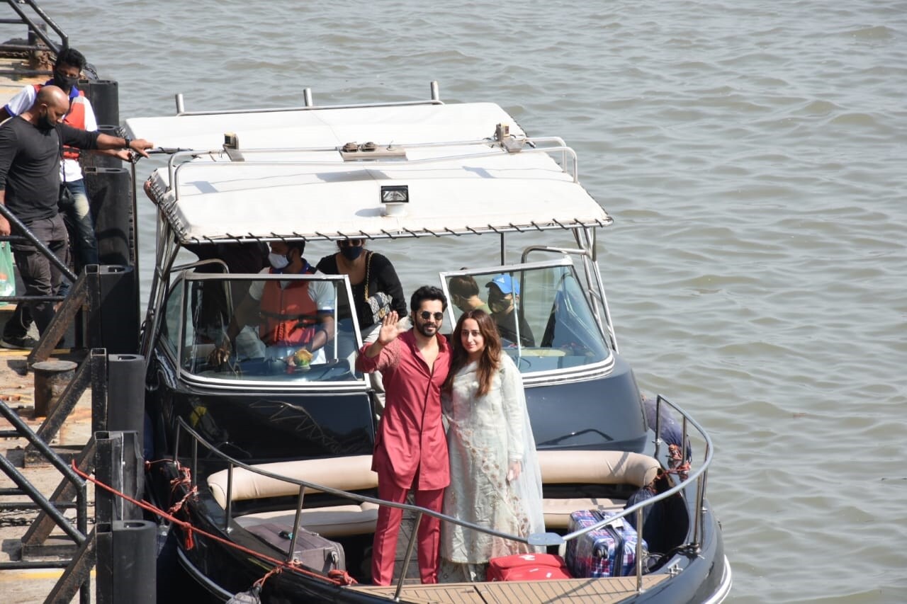 বরুণ-নাতাশার বিয়েতে হাজির ছিলেন পরিচালক কুণাল কোহলি, করণ জোহর, মণীশ মালহোত্রার মতো হেভিওয়েট তারকারা বরুণ-নাতাশার বিয়েতে হাজির ছিলেন পরিচালক কুণাল কোহলি, করণ জোহর, মণীশ মালহোত্রার মতো হেভিওয়েট তারকারা