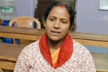 ডেস্ক-বেঞ্চে দিদিমণি, মাথায় সিঁদুর, পরণে সোয়েটার, গাইলেন আশা ভোঁসলে-র গান
