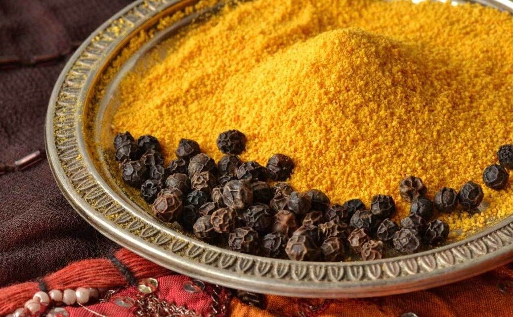 হলুদ ও গোলমরিচ - সর্দি কমাতে, গলায় ইনফেকশন সারিয়ে তোলার পাশাপাশি শরীরের একাধিক উপকার করে হলুদ। হলুদের সঙ্গে গোল মরিচ ব্যবহার করলে আরও ভালো ফল মিলতে পারে। এতে কারকুমিন (Curcumin) থাকে, যা অ্যান্টিঅক্সিড্যান্টসে ভরপুর হয়। ফলে এটি কোলেস্টেরল নিয়ন্ত্রণ করে, উচ্চ রক্তচাপ নিয়ন্ত্রণ করে, ডায়াবেটিস নিয়ন্ত্রণে রাখতে সাহায্য করে ও মানসিক অবসাদ কমাতে সাহায্য করে। রান্নায় ব্যবহারের পাশাপাশি দুধের সঙ্গে হলুদ ও গোল মরিচ মিশিয়ে খেলে শরীরে একাধিক উপকার মেলে। হলুদ ও গোলমরিচ - সর্দি কমাতে, গলায় ইনফেকশন সারিয়ে তোলার পাশাপাশি শরীরের একাধিক উপকার করে হলুদ। হলুদের সঙ্গে গোল মরিচ ব্যবহার করলে আরও ভালো ফল মিলতে পারে। এতে কারকুমিন (Curcumin) থাকে, যা অ্যান্টিঅক্সিড্যান্টসে ভরপুর হয়। ফলে এটি কোলেস্টেরল নিয়ন্ত্রণ করে, উচ্চ রক্তচাপ নিয়ন্ত্রণ করে, ডায়াবেটিস নিয়ন্ত্রণে রাখতে সাহায্য করে ও মানসিক অবসাদ কমাতে সাহায্য করে। রান্নায় ব্যবহারের পাশাপাশি দুধের সঙ্গে হলুদ ও গোল মরিচ মিশিয়ে খেলে শরীরে একাধিক উপকার মেলে।