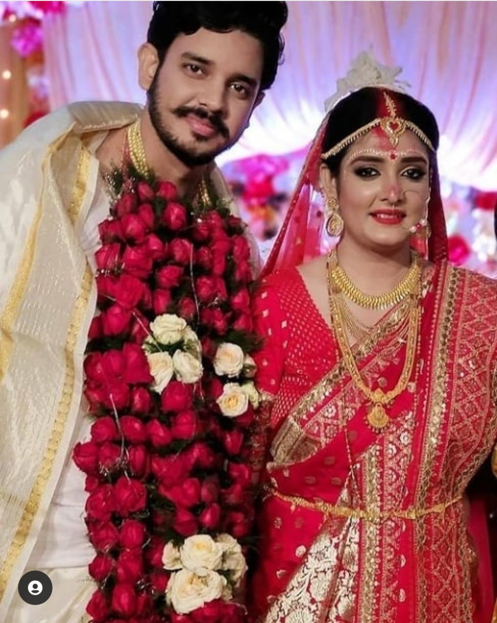 *সেলিব্রিটি কাপলের বিয়ে আর তারকারা উপস্থিত হবে না, তা কী করে হয়? বিয়েতে উপস্থিত ছিলেন ত্বরিতার ঘনিষ্ঠ বন্ধু অভিনেত্রী সন্দীপ্তা সেন, অভিনেতা রাহুল, ভাস্বর চট্টোপাধ্যায়-সহ আরও বহু পরিচিত মুখ। ছবি: ইনস্টাগ্রাম। *সেলিব্রিটি কাপলের বিয়ে আর তারকারা উপস্থিত হবে না, তা কী করে হয়? বিয়েতে উপস্থিত ছিলেন ত্বরিতার ঘনিষ্ঠ বন্ধু অভিনেত্রী সন্দীপ্তা সেন, অভিনেতা রাহুল, ভাস্বর চট্টোপাধ্যায়-সহ আরও বহু পরিচিত মুখ। ছবি: ইনস্টাগ্রাম।