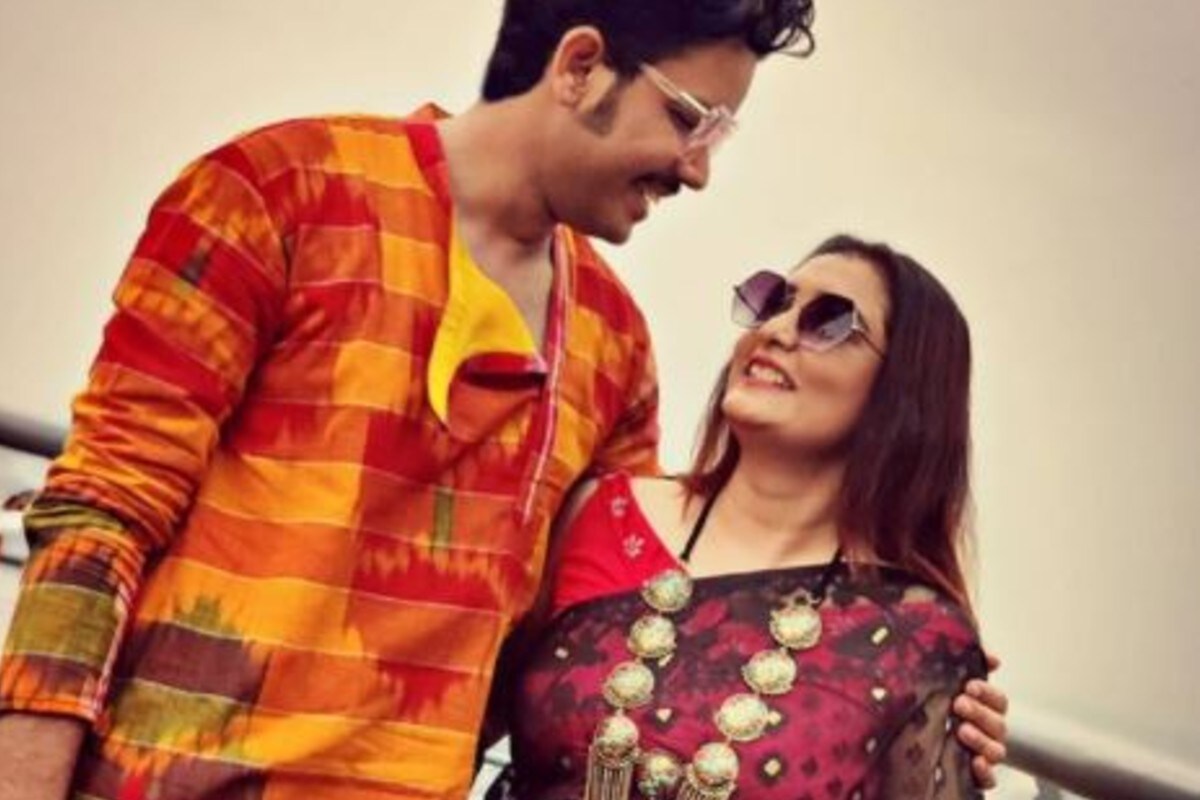 ত্বরিতা বাংলা টেলিভিশনের অত্যন্ত জনপ্রিয় মুখ। ধারাবাহিকে অভিনয় করেছেন। রানী রাসমণি ধারাবাহিকে মা সারদার মায়ের ভূমিকায় অভিনয় করছেন তিনি। অন্যদিকে সৌরভ সম্পর্কে তরুণ কুমারের নাতি। অর্থাৎ তরুণ কুমারের মেয়ে মনামী মুখোপাধ্যায়ের ছেলে তিনি। ত্বরিতা বাংলা টেলিভিশনের অত্যন্ত জনপ্রিয় মুখ। ধারাবাহিকে অভিনয় করেছেন। রানী রাসমণি ধারাবাহিকে মা সারদার মায়ের ভূমিকায় অভিনয় করছেন তিনি। অন্যদিকে সৌরভ সম্পর্কে তরুণ কুমারের নাতি। অর্থাৎ তরুণ কুমারের মেয়ে মনামী মুখোপাধ্যায়ের ছেলে তিনি।