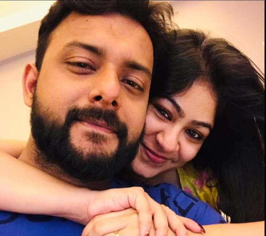 করোনা আবহে গালা বিয়ের অনুষ্ঠান ছিল না, ঘনিষ্ঠ বন্ধু ও পরিবারের কাছের মানুষদের নিয়েই ছিল ঘরোয়া বিয়ের আসর করোনা আবহে গালা বিয়ের অনুষ্ঠান ছিল না, ঘনিষ্ঠ বন্ধু ও পরিবারের কাছের মানুষদের নিয়েই ছিল ঘরোয়া বিয়ের আসর