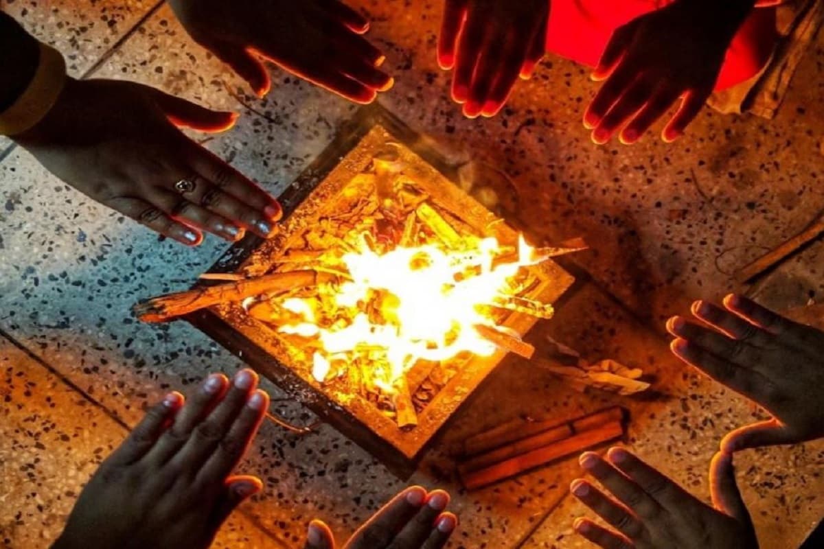 হঠাৎ করে ভ্যানিশ হয়ে যাওয়া শীতটা মকর সংক্রান্তির হাত ধরে যে ফিরেছে তারপরে জবরদস্ত ব্যাটিং করছে৷ উইকএন্ডেও শীতের প্রকোপে কাঁপছেন কলকাতা সহ দক্ষিণবঙ্গের বাসিন্দারা৷ Photo-Representative হঠাৎ করে ভ্যানিশ হয়ে যাওয়া শীতটা মকর সংক্রান্তির হাত ধরে যে ফিরেছে তারপরে জবরদস্ত ব্যাটিং করছে৷ উইকএন্ডেও শীতের প্রকোপে কাঁপছেন কলকাতা সহ দক্ষিণবঙ্গের বাসিন্দারা৷ Photo-Representative