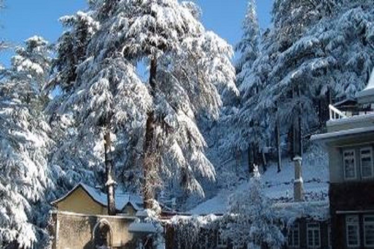 শুধু পশ্চিমবঙ্গেই নয়, সারা দেশেই এবার শীতের (Winter) ইনিংস জোরদার গোটা উত্তরভারত জুড়েই৷ হিমালয় এলাকায় বারবার বরফপাতের (SnowFall ) ঘটনা ঘটছে৷ আর এরই জেরে শীত আর থামার নাম নিচ্ছে না৷ এরইমধ্যে আইএমডি (IMD)সতর্কবার্তা জারি করে জানিয়েছে দেশের উত্তর ও মধ্যাঞ্চলে শীতল ওশুষ্ক উত্তর পশ্চিমী হাওয়ার দাপট জারি থাকবে৷ এরই জেরে পঞ্জাব, হরিয়ানা, চণ্ডীগড়, দিল্লি, রাজস্থান, উত্তরপ্রদেশ, বিহার, মধ্যপ্রদেশ ও কচ্ছে এই আবহাওয়া জারি থাকবে৷ Photo- Representative শুধু পশ্চিমবঙ্গেই নয়, সারা দেশেই এবার শীতের (Winter) ইনিংস জোরদার গোটা উত্তরভারত জুড়েই৷ হিমালয় এলাকায় বারবার বরফপাতের (SnowFall ) ঘটনা ঘটছে৷ আর এরই জেরে শীত আর থামার নাম নিচ্ছে না৷ এরইমধ্যে আইএমডি (IMD)সতর্কবার্তা জারি করে জানিয়েছে দেশের উত্তর ও মধ্যাঞ্চলে শীতল ওশুষ্ক উত্তর পশ্চিমী হাওয়ার দাপট জারি থাকবে৷ এরই জেরে পঞ্জাব, হরিয়ানা, চণ্ডীগড়, দিল্লি, রাজস্থান, উত্তরপ্রদেশ, বিহার, মধ্যপ্রদেশ ও কচ্ছে এই আবহাওয়া জারি থাকবে৷ Photo- Representative