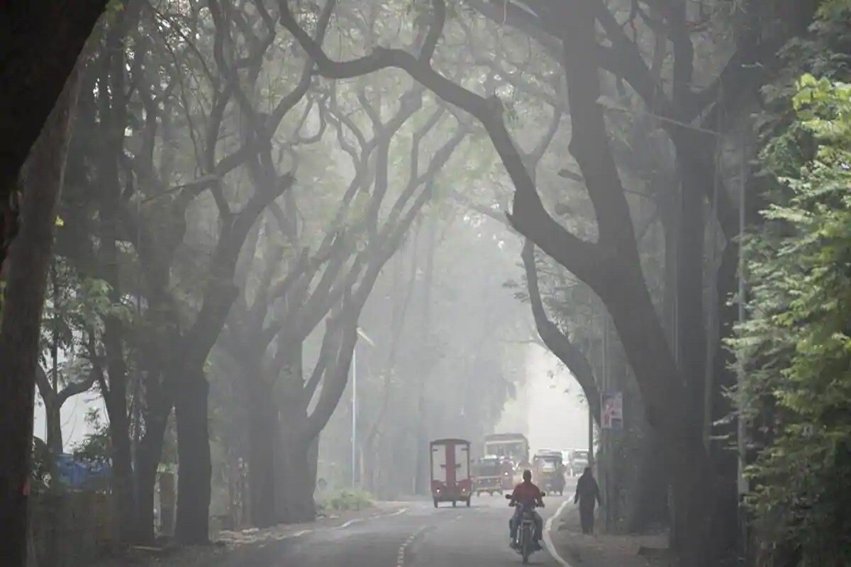 • ফেব্রুয়ারির প্রথম সপ্তাহ পর্যন্ত থাকছে শীত। অনুমান আবহাওয়া দফতরের। আগামী দু’দিন ঘন কুয়াশা থাকবে উত্তরবঙ্গে। সকালের দিকে হালকা থেকে মাঝারি কুয়াশা থাকবে দক্ষিণবঙ্গেও। প্রতীকী চিত্র । • ফেব্রুয়ারির প্রথম সপ্তাহ পর্যন্ত থাকছে শীত। অনুমান আবহাওয়া দফতরের। আগামী দু’দিন ঘন কুয়াশা থাকবে উত্তরবঙ্গে। সকালের দিকে হালকা থেকে মাঝারি কুয়াশা থাকবে দক্ষিণবঙ্গেও। প্রতীকী চিত্র ।