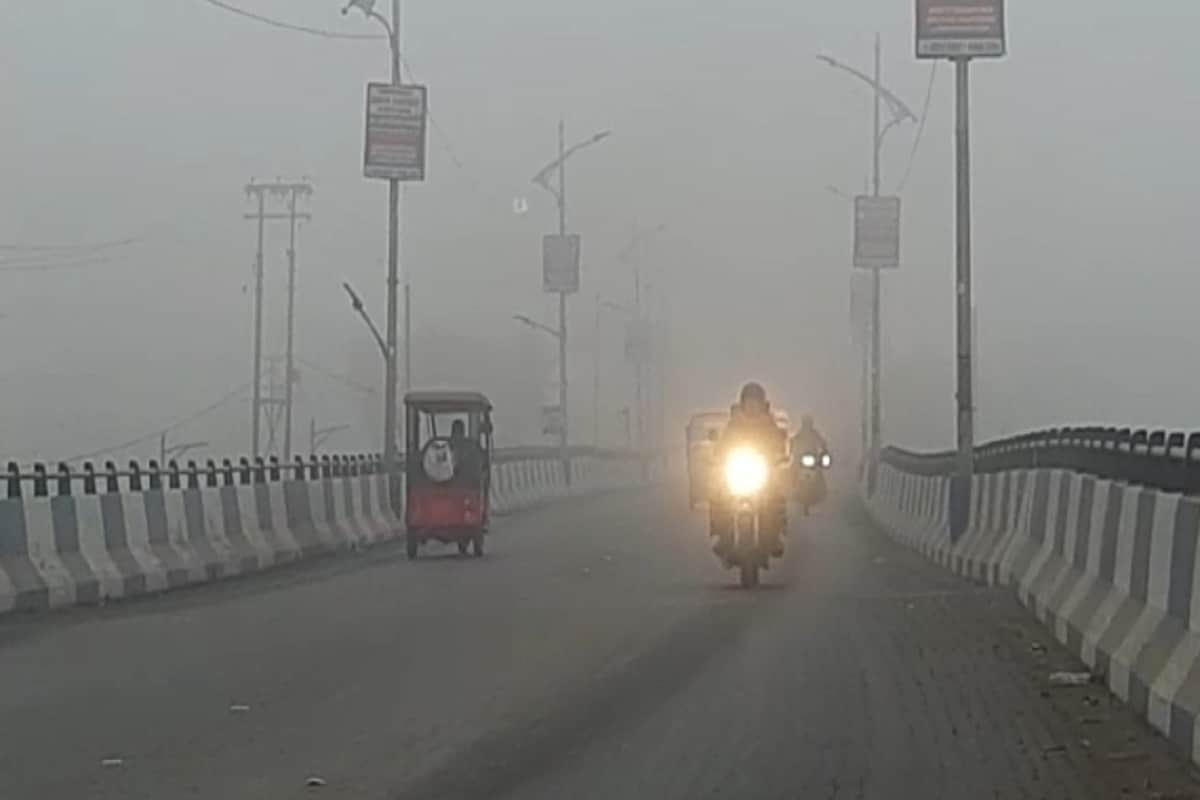 আইএমডি অনুযায়ী, পশ্চিম হিমালয় থেকে নেমে আসা ঠাণ্ডা শুকনো হাওয়ার জেরে উত্তর ভারতে তাপমাত্রা আরও কমতে পারে তাপ মাত্রা। রাজধানী দিল্লির সর্বনিম্ন তাপমাত্রা ধারাবাহিকভাবে কম রেকর্ড করা। উত্তর প্রদেশ, পঞ্জাব, হরিয়ানা, চণ্ডীগড়, দিল্লি, বিহার, উপ-হিমালয়, পশ্চিমবঙ্গ, অসম এবং ত্রিপুরায় ঘন কুয়াশা থাকায় সমস্যায় পড়েছেন লোকজন। আবহাওয়া দফতর জানিয়েছে যে, আগামী ৩-৪ দিন এই অঞ্চলগুলিতে কুয়াশা আরও বাড়তে পারে। আইএমডি অনুযায়ী, পশ্চিম হিমালয় থেকে নেমে আসা ঠাণ্ডা শুকনো হাওয়ার জেরে উত্তর ভারতে তাপমাত্রা আরও কমতে পারে তাপ মাত্রা। রাজধানী দিল্লির সর্বনিম্ন তাপমাত্রা ধারাবাহিকভাবে কম রেকর্ড করা। উত্তর প্রদেশ, পঞ্জাব, হরিয়ানা, চণ্ডীগড়, দিল্লি, বিহার, উপ-হিমালয়, পশ্চিমবঙ্গ, অসম এবং ত্রিপুরায় ঘন কুয়াশা থাকায় সমস্যায় পড়েছেন লোকজন। আবহাওয়া দফতর জানিয়েছে যে, আগামী ৩-৪ দিন এই অঞ্চলগুলিতে কুয়াশা আরও বাড়তে পারে।