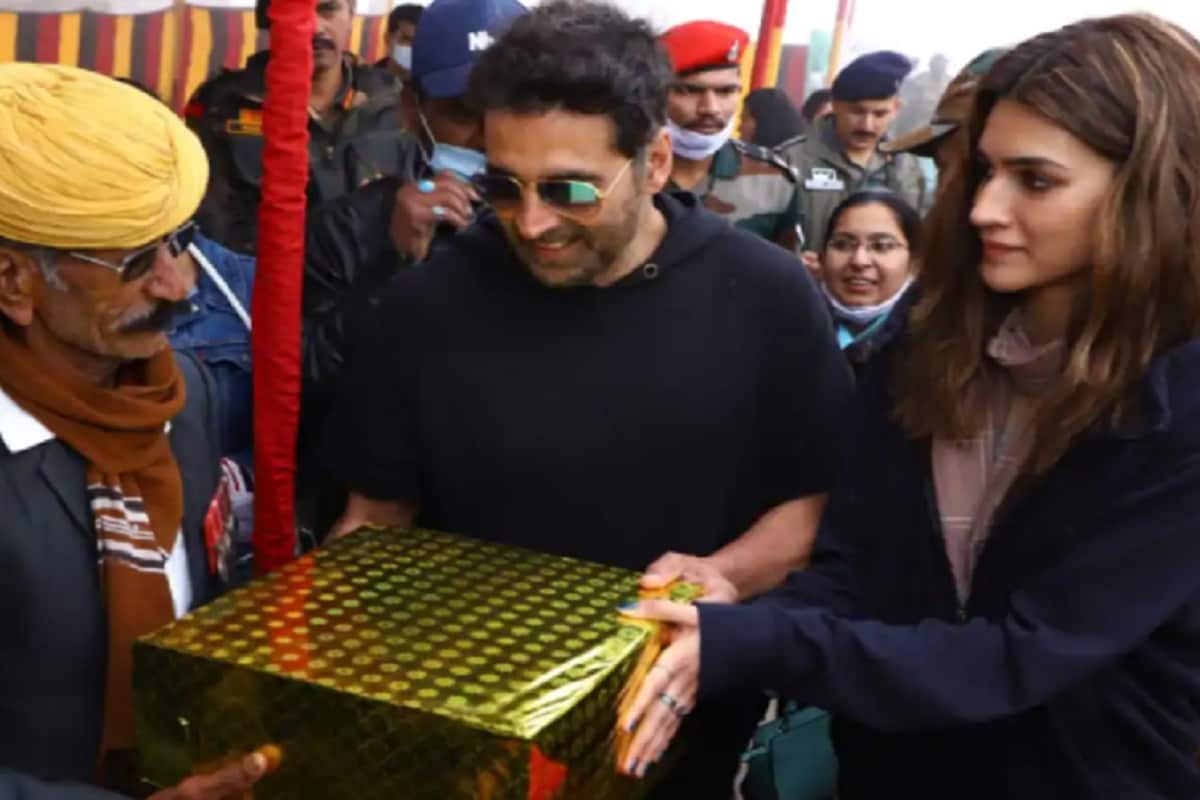 আসলে সেনা উদ্যোগে আয়োজিত অনুষ্ঠানে বলিউড অভিনেতা অক্ষয় কুমার সবারই মন জয় করেছেন ৷ তাঁর এই কীর্তিতে সেনাকর্মীদের মন ভরে গিয়েছে ৷ ১৯৭১-এর যুদ্ধে আসল নায়ককে দেখতে পেয়েছেন তখন তাঁর পা না ছুঁয়ে থাকতে পারেননি অক্ষয় কুমার ৷ আসলে সেনা উদ্যোগে আয়োজিত অনুষ্ঠানে বলিউড অভিনেতা অক্ষয় কুমার সবারই মন জয় করেছেন ৷ তাঁর এই কীর্তিতে সেনাকর্মীদের মন ভরে গিয়েছে ৷ ১৯৭১-এর যুদ্ধে আসল নায়ককে দেখতে পেয়েছেন তখন তাঁর পা না ছুঁয়ে থাকতে পারেননি অক্ষয় কুমার ৷
