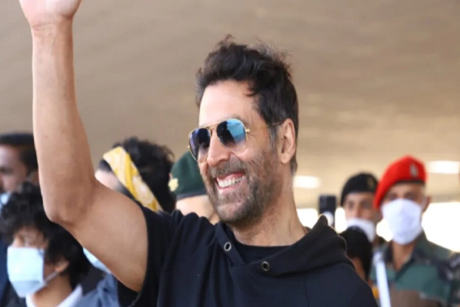  বলিউডের খিলাড়ি অক্ষয় কুমার তাঁর নিত্য নতুন কার্যকলাপ বা স্টাইলে সবারই মন জয় করেন ৷ শুধুই ছবিতে নয়, মানুষের মনে তিনি রাজত্ব করেন ৷ তিনি ফের একবার সাধারণ মানুষের মধ্যে মিশে গিয়েছেন এবার ঘটনাটি দেখতে পাওয়া গিয়েছে রাজস্থানের জয়সালমেরে ৷ যেখানে অক্ষয় কুমারের দেখা হয়েছিল ১৯৭১ সালে বারত-পাক যুদ্ধের নায়ক ভ্যারু সিং-এর সঙ্গে দেখা হয়েছে ৷ সব তেকে শিক্ষনীয় বিষয় এটাই অক্ষয় কুমার ব্যারু সিং-এর সঙ্গে দেখা হতেই তাঁর পা ছুঁয়ে আশীর্বাদ নিয়েছেন ৷ এই ঘটনায় ফউপস্থিত মানুষের মন জয় করেছেন, অক্ষয়ের প্রতি তাঁদের ভালবাসা ও শ্রদ্ধা আরও বাড়ে ৷