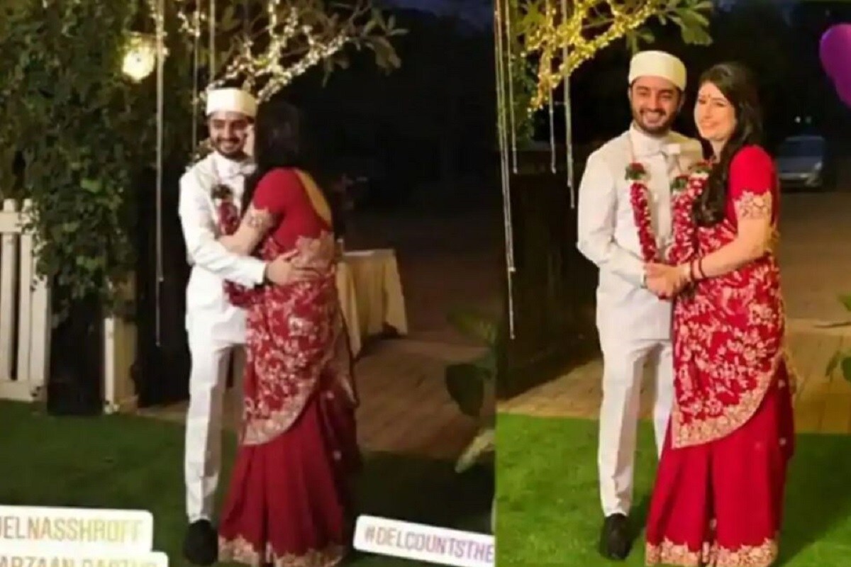 পরজান বিয়েতে সাদা কুর্তা -পায়জামা আর টুপি পরেছিলেন সেখানে তাঁর নতুন বউ মেরুণ শাড়ি পরেছিলেন৷ Photo Courtesy- Parzan Dastur/ Instagram পরজান বিয়েতে সাদা কুর্তা -পায়জামা আর টুপি পরেছিলেন সেখানে তাঁর নতুন বউ মেরুণ শাড়ি পরেছিলেন৷ Photo Courtesy- Parzan Dastur/ Instagram