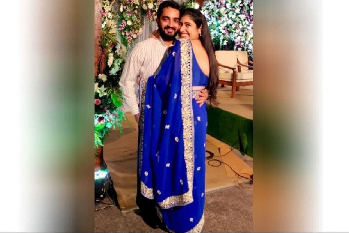 পরজান নিজের বিয়ের ছবি ইনস্টাগ্রাম স্টোরি হিসেবে শেয়ার করেছিলেন ৷ যেখানে তাঁকে ডেলনা -র সঙ্গে দেখা যাচ্ছে৷ Photo Courtesy- Parzan Dastur/ Instagram পরজান নিজের বিয়ের ছবি ইনস্টাগ্রাম স্টোরি হিসেবে শেয়ার করেছিলেন ৷ যেখানে তাঁকে ডেলনা -র সঙ্গে দেখা যাচ্ছে৷ Photo Courtesy- Parzan Dastur/ Instagram