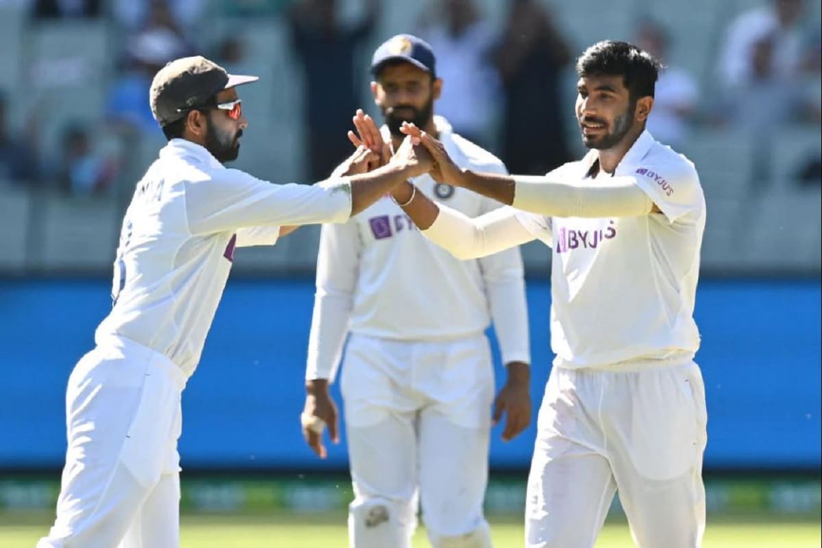ইশান্ত ছিলেন না, তারপর প্রথম টেস্টে চোট পেয়ে ছিটকে গিয়েছিলেন মহম্মদ শামি এবং দ্বিতীয় টেস্টে চোট পেয়ে উমেশ যাদব ৷ এবার কফিনের শেষ পেরেকের মতো ইন্ডিয়ান পেস আক্রমণের সবচেয়ে শক্তিশালী অস্ত্র জসপ্রীত বুমরাহও (Jasprit Bumrah) চতুর্থ টেস্ট থেকে ছিটকে গেলেন৷ বিসিসিআই ( BCCI ) সূত্রে খবর তলপেটের পেশিতে টানের কারণে খেলা হবে না তাঁর গাব্বায়(4th Test at Brisbane)৷ ইশান্ত ছিলেন না, তারপর প্রথম টেস্টে চোট পেয়ে ছিটকে গিয়েছিলেন মহম্মদ শামি এবং দ্বিতীয় টেস্টে চোট পেয়ে উমেশ যাদব ৷ এবার কফিনের শেষ পেরেকের মতো ইন্ডিয়ান পেস আক্রমণের সবচেয়ে শক্তিশালী অস্ত্র জসপ্রীত বুমরাহও (Jasprit Bumrah) চতুর্থ টেস্ট থেকে ছিটকে গেলেন৷ বিসিসিআই ( BCCI ) সূত্রে খবর তলপেটের পেশিতে টানের কারণে খেলা হবে না তাঁর গাব্বায়(4th Test at Brisbane)৷