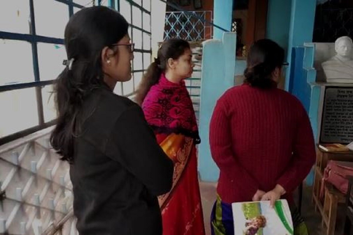 •ছোট ছোট পড়ুয়ারা তো বটেই, শিক্ষিকারাও ঘুরছেন মাস্ক ছাড়া। যদি তাঁরা দায় চাপাচ্ছেন স্কুল কর্তৃপক্ষের ঘারেই। কারণ তাঁরা বলছেন যে, স্কুল বলছে মাস্ক না পরতে, তাই পরছি না। •ছোট ছোট পড়ুয়ারা তো বটেই, শিক্ষিকারাও ঘুরছেন মাস্ক ছাড়া। যদি তাঁরা দায় চাপাচ্ছেন স্কুল কর্তৃপক্ষের ঘারেই। কারণ তাঁরা বলছেন যে, স্কুল বলছে মাস্ক না পরতে, তাই পরছি না।