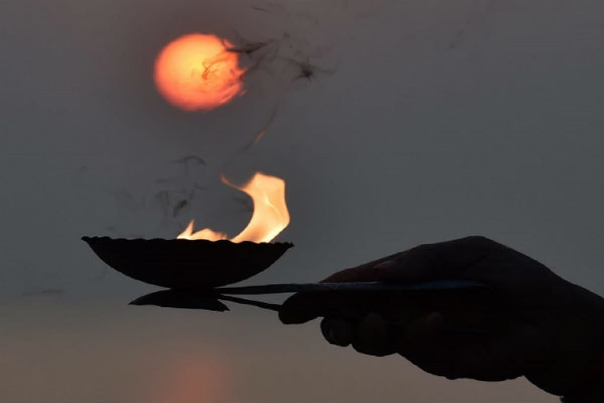 ভারতের নানা রাজ্যে এই উৎসবের নানা নাম, বিভিন্ন বৈশিষ্ট্য, মেয়াদও আলাদা। কোথাও কোথাও চার দিন পর্যন্তও উৎসব চলে। বাংলায় পৌষ সংক্রান্তি, তামিলনাড়ুতে পোঙ্গল, গুজরাতে উত্তরায়ণ, অসমে ভোগালি বিহু, কর্নাটকে মকর সংক্রমণ, কাশ্মীরে শায়েন-ক্রাত—এমন নানা নামে এই একই উৎসব পালন করা হয়। হিন্দুশাস্ত্র মতে, পৌষ সংক্রান্তিতে এই কাজগুলো ভুলেও করবেন না, টাকার অভাব, অশান্তি, দুর্ভাগ্যের কালো মেঘে জীবন অতিষ্ট হয়ে উঠবে-- ভারতের নানা রাজ্যে এই উৎসবের নানা নাম, বিভিন্ন বৈশিষ্ট্য, মেয়াদও আলাদা। কোথাও কোথাও চার দিন পর্যন্তও উৎসব চলে। বাংলায় পৌষ সংক্রান্তি, তামিলনাড়ুতে পোঙ্গল, গুজরাতে উত্তরায়ণ, অসমে ভোগালি বিহু, কর্নাটকে মকর সংক্রমণ, কাশ্মীরে শায়েন-ক্রাত—এমন নানা নামে এই একই উৎসব পালন করা হয়। হিন্দুশাস্ত্র মতে, পৌষ সংক্রান্তিতে এই কাজগুলো ভুলেও করবেন না, টাকার অভাব, অশান্তি, দুর্ভাগ্যের কালো মেঘে জীবন অতিষ্ট হয়ে উঠবে--