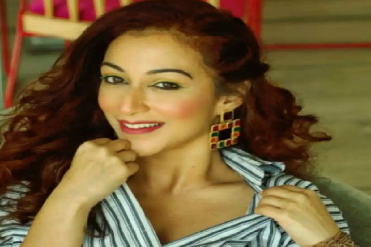 বারেবারে মুখে হাত না দেওয়ারই পরামর্শ দিয়েছেন সুনয়না ৷ রতে শুতে য়াওয়ার আগে মেকআপ তুলে শুতে যাওয়া উচিৎ ৷ ছবি সৌজন্যে ইনস্টাগ্রাম ৷ বারেবারে মুখে হাত না দেওয়ারই পরামর্শ দিয়েছেন সুনয়না ৷ রতে শুতে য়াওয়ার আগে মেকআপ তুলে শুতে যাওয়া উচিৎ ৷ ছবি সৌজন্যে ইনস্টাগ্রাম ৷