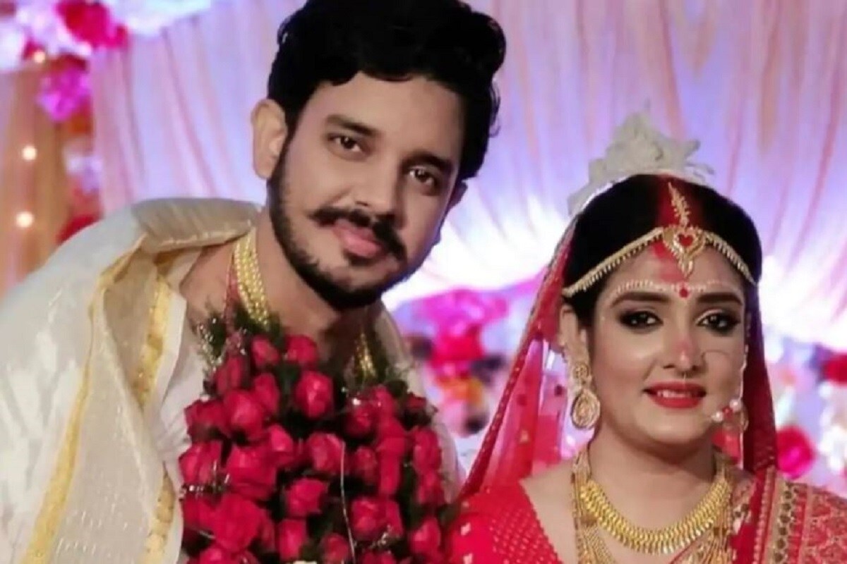 •কিছুদিন আগেই মুখোপাধ্য়ায় বাড়িতে হল পরপর বিয়ে। প্রথমে সাত পাকে বাঁধা পড়লেন উত্তমকুমারের নাতি গৌরব ও দেবলীনা। তারপরই বিয়ে হল তরুণকুমারের নাতি সৌরভ ও ত্বরিতার। •কিছুদিন আগেই মুখোপাধ্য়ায় বাড়িতে হল পরপর বিয়ে। প্রথমে সাত পাকে বাঁধা পড়লেন উত্তমকুমারের নাতি গৌরব ও দেবলীনা। তারপরই বিয়ে হল তরুণকুমারের নাতি সৌরভ ও ত্বরিতার।