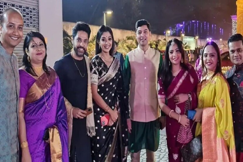 •দেওরের বিয়ের পর এক ফ্রেমে মহানায়কের বাড়ির সবার সঙ্গে ছবি পোস্ট করেন দেবলীনা। 